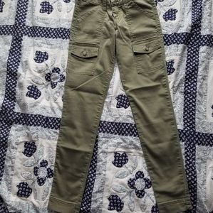 Low-rise skinny leg cargo pant